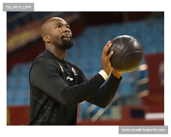 琼斯季前赛场均抢断3次 居抢断榜首